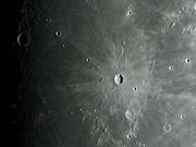 A jovem cratera KEPLER e seus raios brilhantes em 04 de março de 2012, 20h54m.