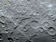 A grande escarpa curvilínea RUPES ALTAI.