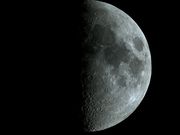 LUA próxima à fase quarto-crescente em 24/08/2012; 20h48m.