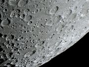 As "terras altas", cravejadas de crateras, do quadrante sudeste da Lua.