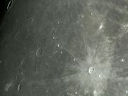 A Jovem cratera KEPLER e seu sistema de raios brilhantes.