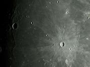 A jovem e proeminente cratera KEPLER em 21/05/2013.