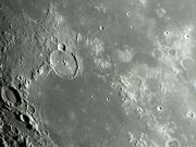 A cratera de piso fraturado GASSENDI.