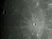 A jovem e proeminente cratera KEPLER.