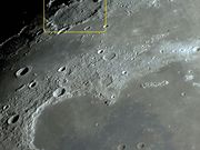 A grande, antiga e desgastada cratera J HERSCHEL.