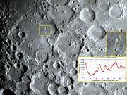Cadeia retilínea de crateras no piso de DESLANDRES
