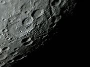 A enorme e antiga cratera JANSSEN.