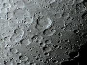 A grande cratera MAUROLYCUS nas terras altas do quadrante sudeste. 