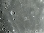 A cratera de morfologia complexa BULLIALDUS e a estranha WOLF.