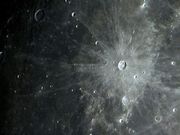 O sistema de raios brilhantes da jovem cratera KEPLER.