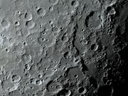 A grande escarpa curvilínea Rupes ALTAI.