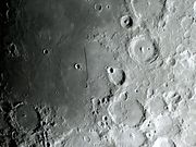 A destacada escarpa lunar Rupes RECTA (Straight Wall).